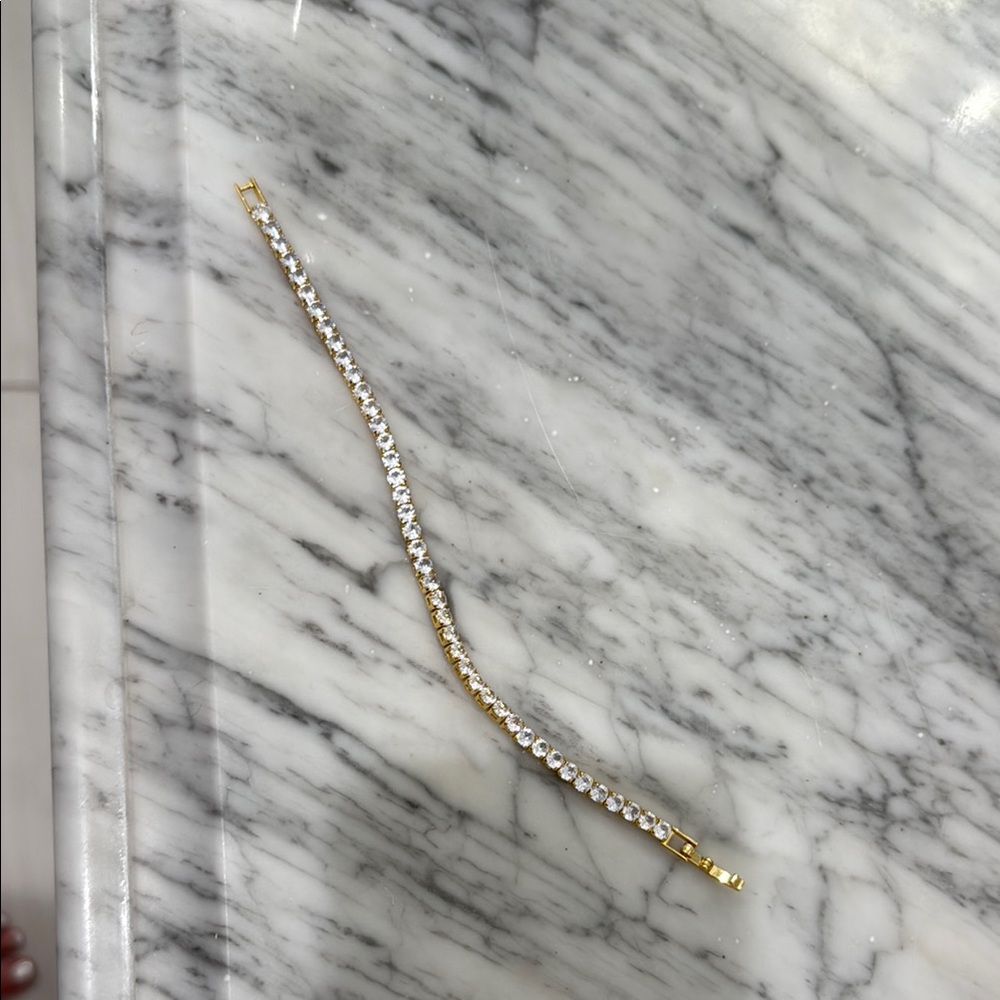 EVRY JEWELS Pretty tennis braclet (not real diamonds)